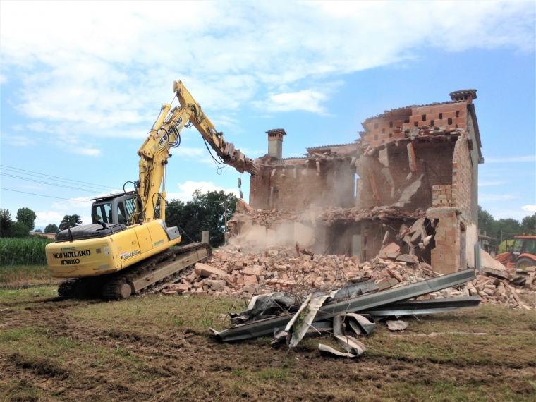 demolizione, villetta, abitazione, movimento terra, escavatore, treviso, padova